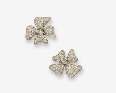 une paire de boucles d'oreilles en forme de fleur, ornées de diamants