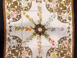 un mouchoir blanc et marron orné de fleurs