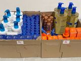 une boîte en carton remplie de flacons contenant différents types de produits capillaires