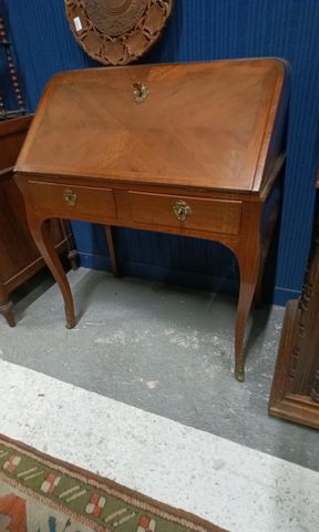 Bureau de pente de style Louis XV en bois de placage ouvrant à 2 ...