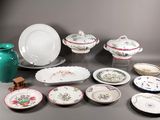 de nombreuses assiettes, bols et vases sur la table