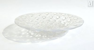 un bol en verre posé sur une surface blanche