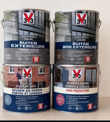 deux pots de peinture posés l'un à côté de l'autre sur une table