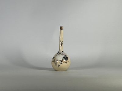 un vase blanc orné d'un motif noir et blanc
