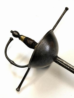 un petit objet métallique muni d'un crochet