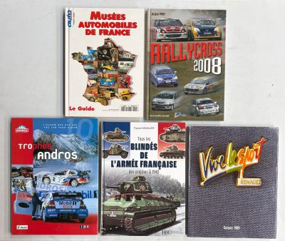 cinq livres posés ensemble sur la table