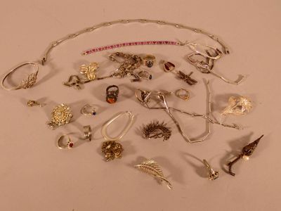 beaucoup de bijoux en argent sur une surface blanche