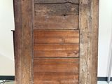 une armoire en bois dont la porte est ouverte
