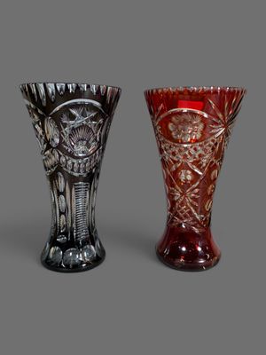 deux vases en verre posés côte à côte sur une surface grise
