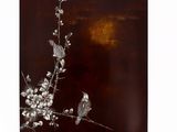 une peinture en noir et blanc représentant des oiseaux posés sur une branche fleurie