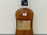 une photo d'une bouteille d'alcool posée sur un comptoir