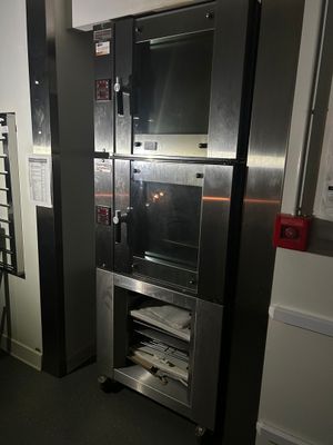 un grand four en métal au milieu d'une pièce