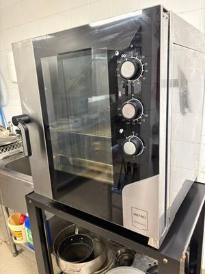 un micro-ondes posé sur un meuble dans la cuisine
