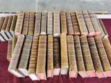 plusieurs vieux livres empilés sur une table