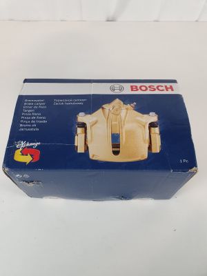 une boîte de plaquettes de frein Bosch posée sur une surface blanche