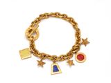 Gros plan sur un bracelet en or orné de breloques