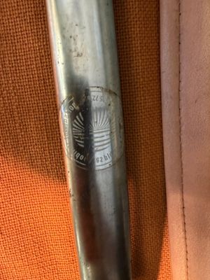 une batte de baseball posée par terre