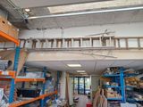 une pièce avec des étagères et une échelle à l'intérieur