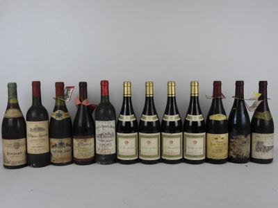plusieurs bouteilles de vin sont alignées sur une table