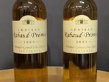 deux bouteilles de vin posées l'une à côté de l'autre sur une table en bois