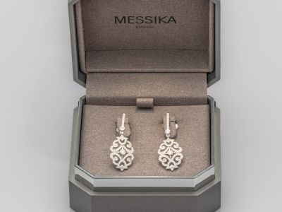 Les boucles d'oreilles se trouvent dans la boîte, qui est ouverte.