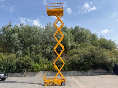 La « Yellow Scissor » est garée sur le parking, près des arbres.