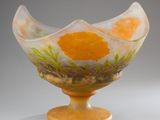 une image représentant un bol en verre contenant une fleur