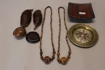 un grand nombre d'objets posés sur une table