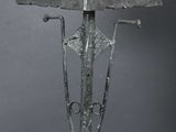une lampe posée sur une table