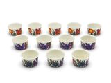 un lot de six petites tasses ornées de fleurs colorées