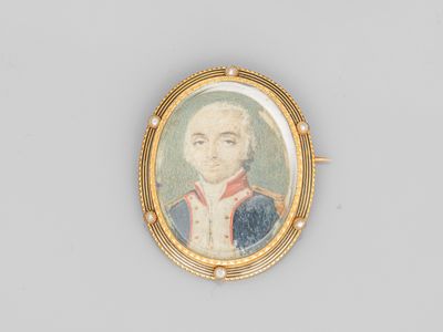 un petit portrait d'un homme vêtu d'une veste bleue et d'une chemise blanche