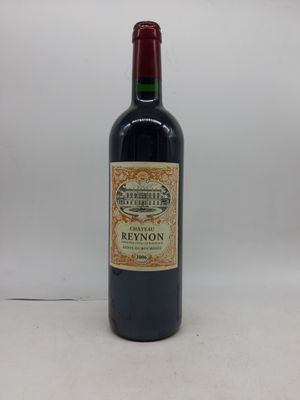 la bouteille de vin rouge est posée sur une surface blanche