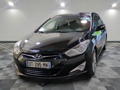 la photo d'une voiture noire garée dans un garage