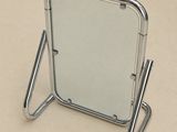 un miroir posé sur une table