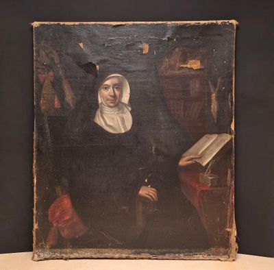 un vieux tableau représentant une femme en train de lire un livre posé sur une table