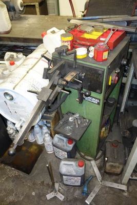 une machine qui se trouve dans un garage rempli d'outils