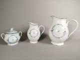 trois pièces de porcelaine bleue et blanche posées sur une table