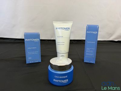 Produits de soin Phytomer présentés sur une table noire