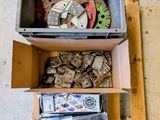 une boîte remplie d'outils divers posée par terre