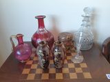 de nombreux vases posés sur une table à damier