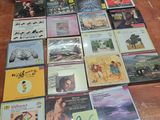 il y a beaucoup de CD par terre dans la pièce