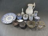 un grand nombre d'objets différents posés sur une table