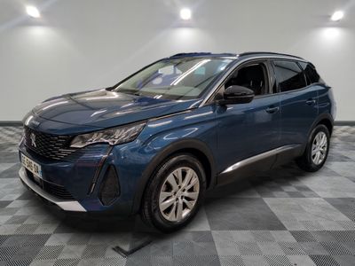 Un SUV bleu est garé sur un sol à damier dans un garage.