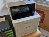 une imprimante posée sur un bureau près d'une fenêtre