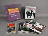 Plusieurs livres sont posés les uns à côté des autres sur une table.