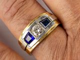 gros plan de la main d'une personne portant une bague