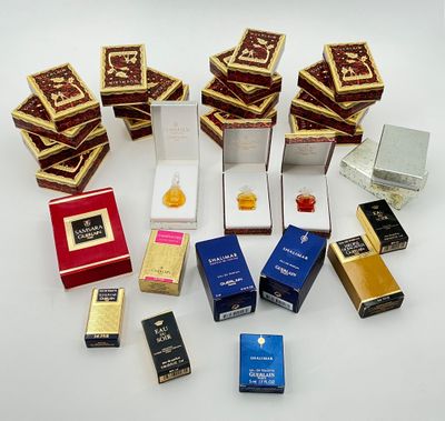 beaucoup de cigarettes différentes sur la table
