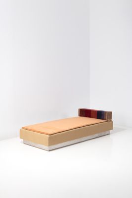 une image représentant un lit sur lequel est posé un livre