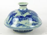 un vase bleu et blanc avec un oiseau dessus