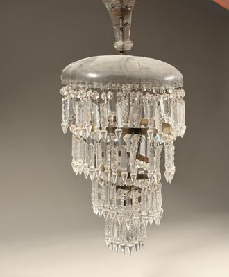 un lustre suspendu au plafond d'une pièce